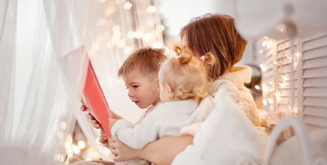 Maman en train de lire un livre avec ses enfants