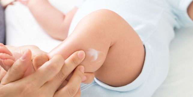 Soins Pour Bebe Les Essentiels De La Table A Langer Lillydoo Magazine Soins Pour Bebe Les Essentiels De La Table A Langer Lillydoo Magazine