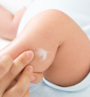 Soins pour bébé : les essentiels de la table à langer