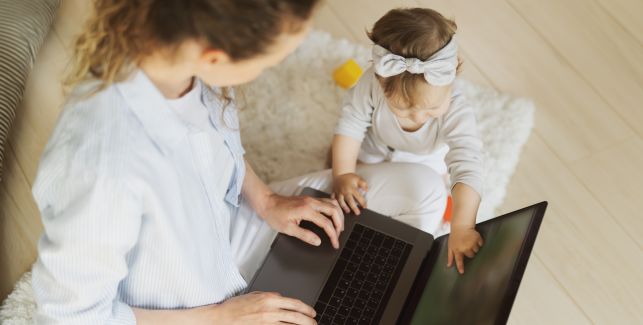 petite fille et sa maman devant l’ordinateur