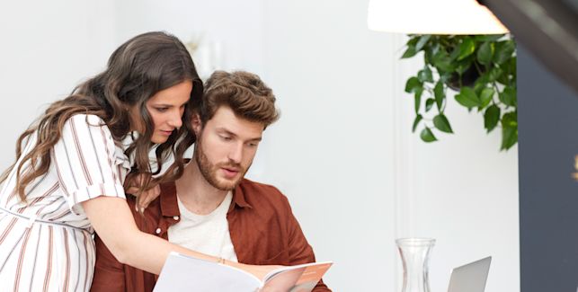 Homme et femme en train de lire un magazine