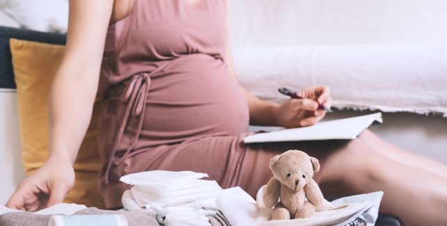 future maman préparant sa valise de maternité 