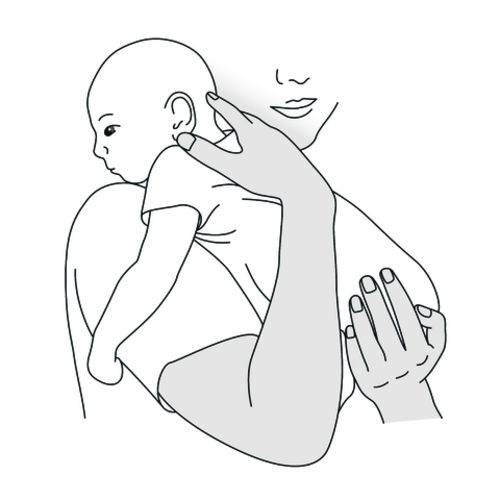 Ein Baby wird von einem Elternteil auf dem Arm gehalten und lehnt den Kopf an dessen Schulter. 