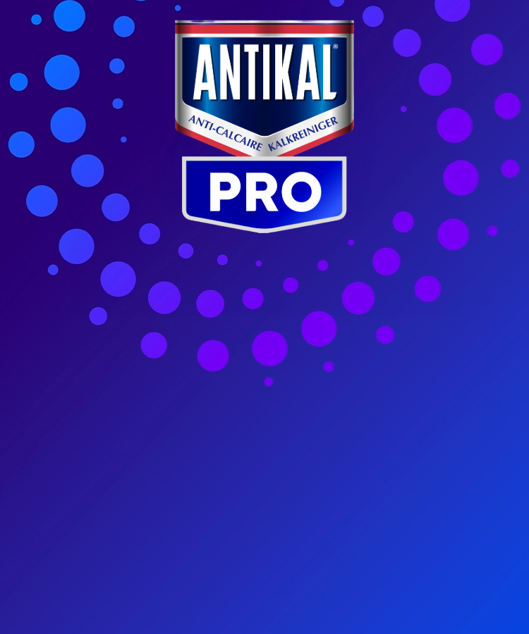 Het Antikal PRO-logo op een paarse en blauwe achtergrond met decoratieve cirkels. Het logo bevat de tekst 'Kalkreiniger' en 'Anti-Calcaire'.