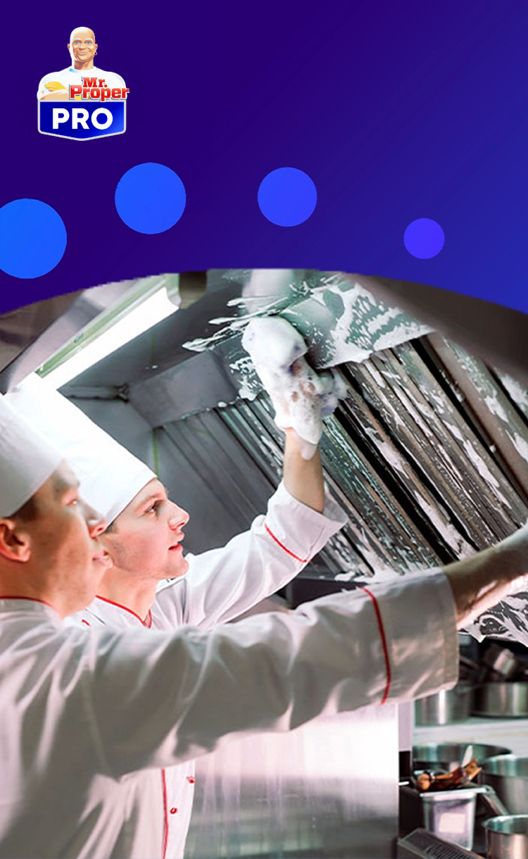 Logo Monsieur Propre PRO à côté d'une image de deux chefs en uniforme nettoyant une hotte de cuisine en acier inoxydable avec de la mousse.