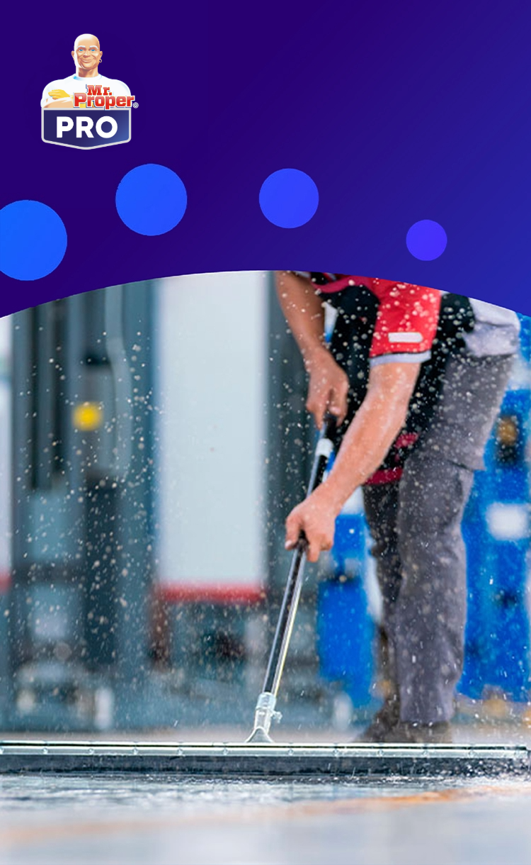 Een reclamebanner voor Mr. Proper PRO, met rechts een persoon die een grote vloertrekker gebruikt om een zeer natte vloer schoon te maken en links het Mr. Proper PRO-logo op een paarse achtergrond.