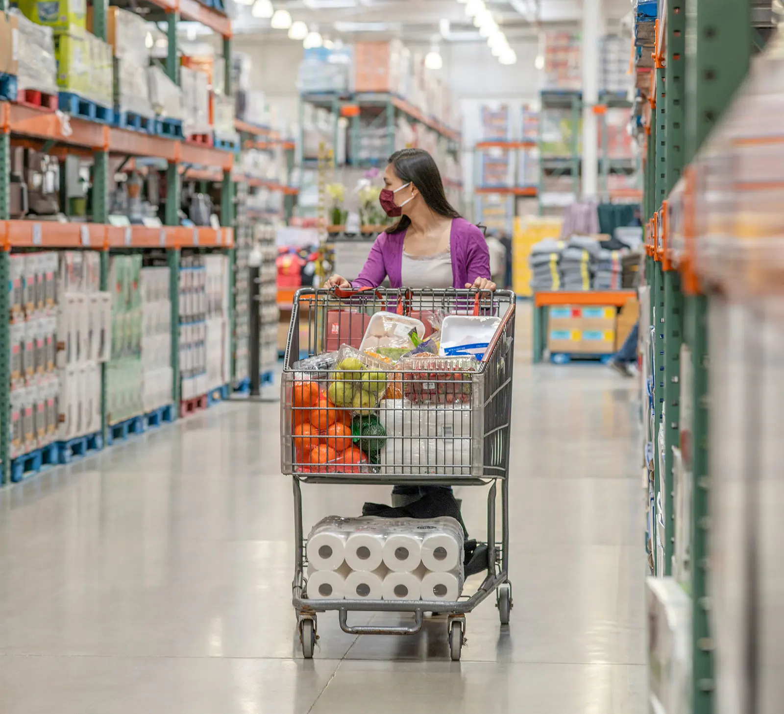 Vrouw winkelt voor producten