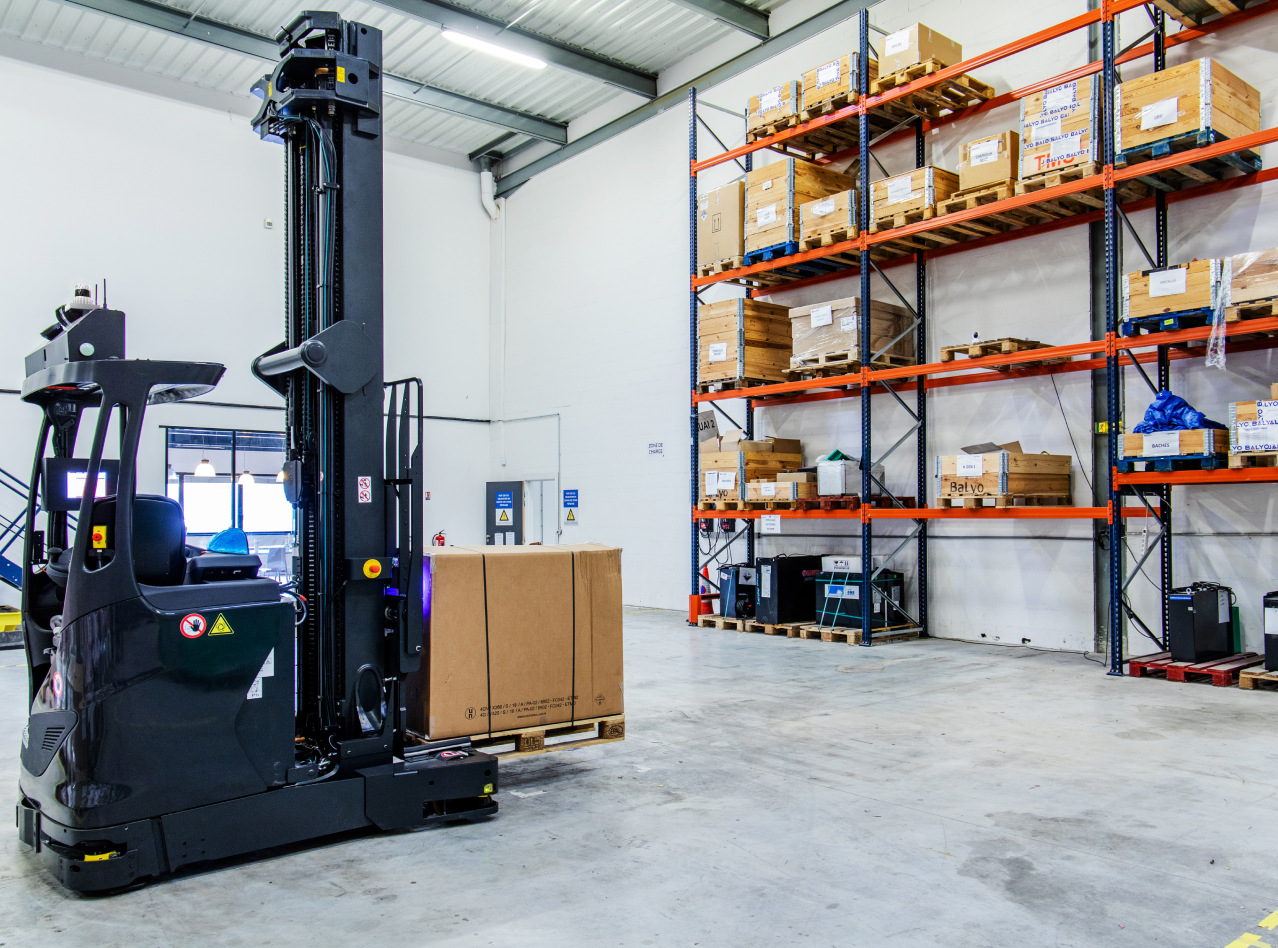 An autonomous forklift outfitted with Ouster digital lidar sensors 