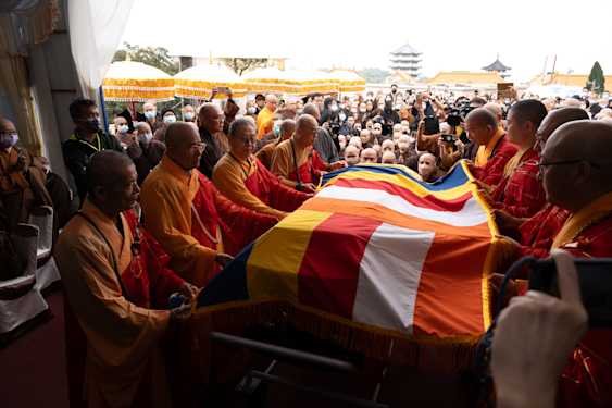 淨耀大和尚圓寂荼毗大典 九大高僧覆蓋教旗