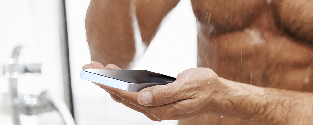 Asennamme panssarilasin suihkussa