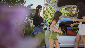 Familie mit E-Auto