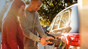 Menschen laden ein E-Auto