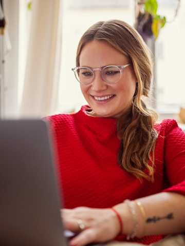 Frau vor dem Laptop