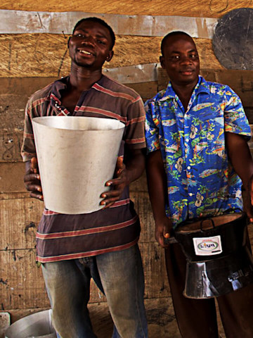 Maenner mit Kochoefen in Ghana