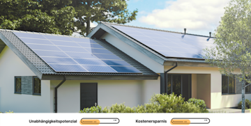 Einstöckiges Haus mit weißen Außenwänden und Seitenbau mit großer PV-Anlage auf dem Satteldach.