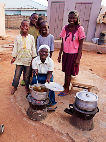 Gruppe kocht mit Kochoefen in Ghana