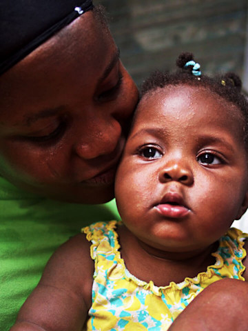Frau mit Kind in Ghana