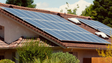 Dachfläche mit mehreren Solarpanelen