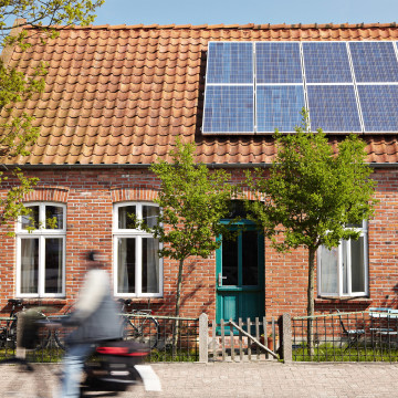 Backsteinhaus mit Solaranlage