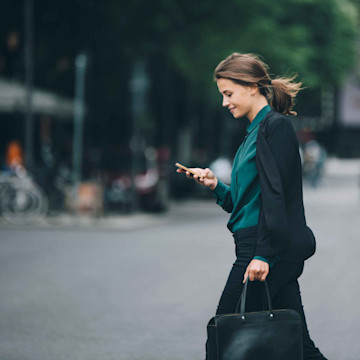 Frau mit Smartphone