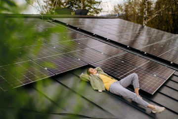 Frau Solarpanele Dach