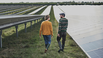 Menschen zwischen PV Anlage