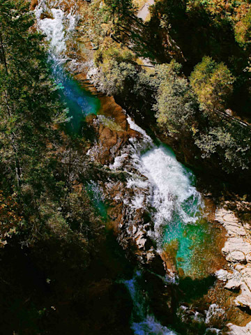 Fluss im Gebirge