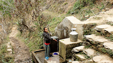 Frau am Brunnen in Nepal