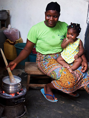 Frau mit Kind in Ghana