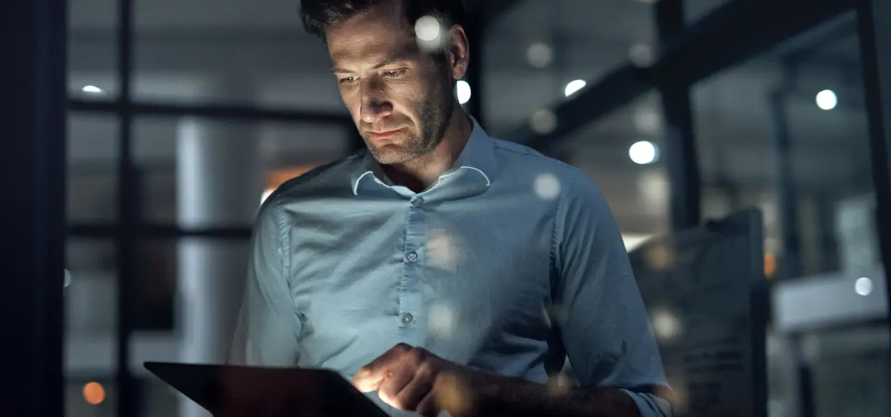 Real-life experience: Using ML and distance-to-default to predict distress risk