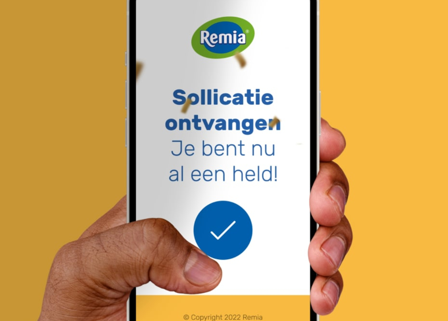 Vier pagina's van de Remia website getoond op tablets die op een blauwe achtergrond liggen. 