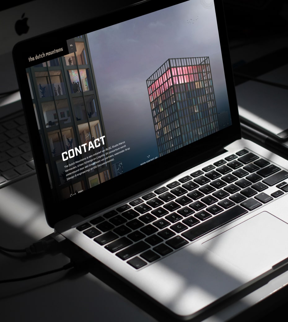 De homepagina van The Dutch Mountains geopend op een smartphone 