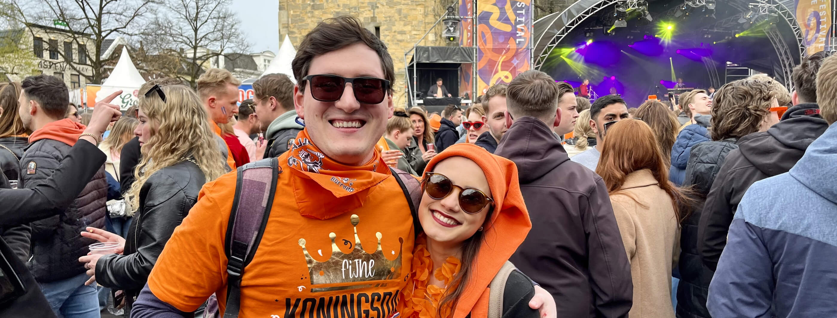 Gabriela Chiquetto met haar man in Enschede tijdens Koningsdag in het oranje