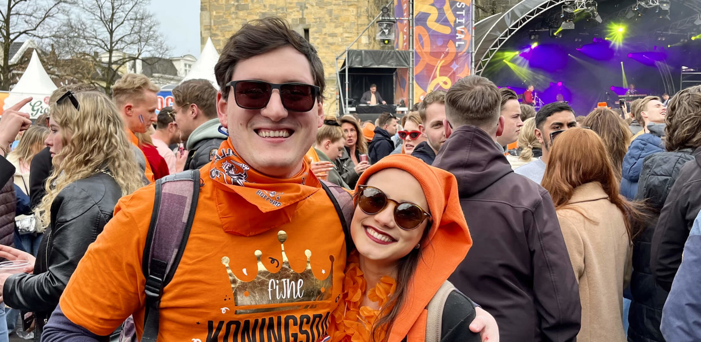 Gabriela Chiquetto met haar man in Enschede tijdens Koningsdag in het oranje