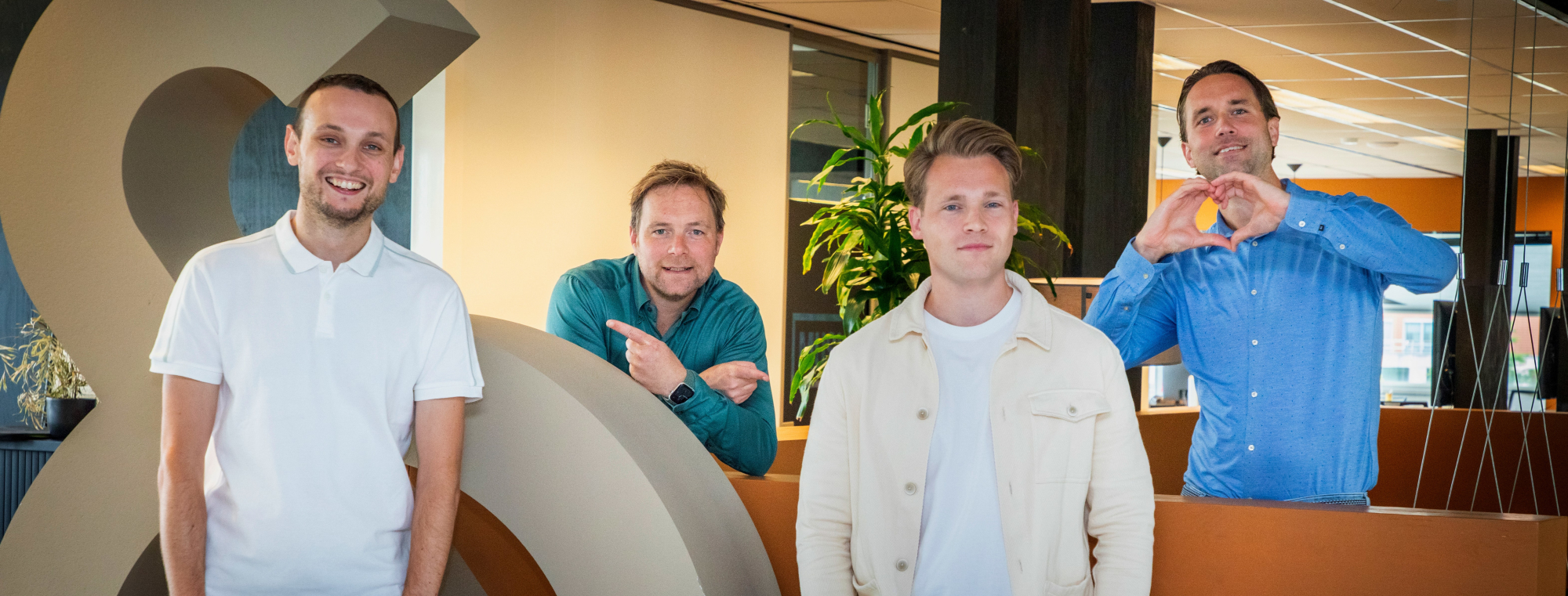 De directieleden van Nerds & Company staan naast elkaar op kantoor. Van links naar rechts: Johan, Thijs, Timar en Tim.