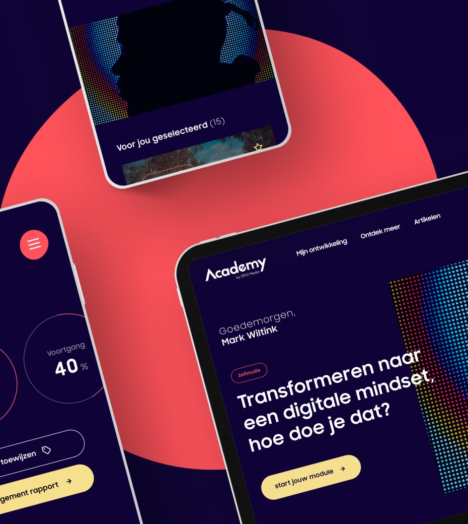 Enkele pagina's van DPG media uitgelicht op een paar tablets, die liggen op een donkere met felroze ondergrond 