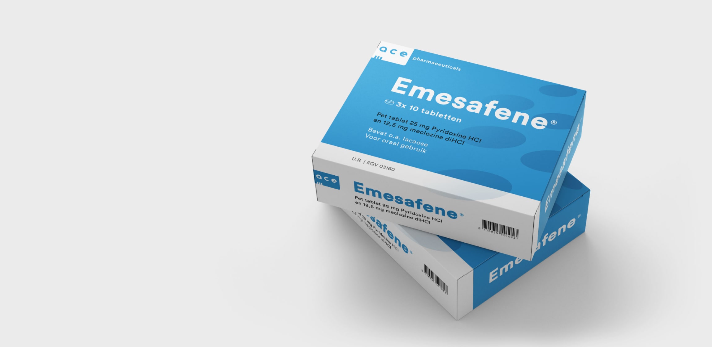 Twee dozen medicatie liggen op elkaar op een wit vlak