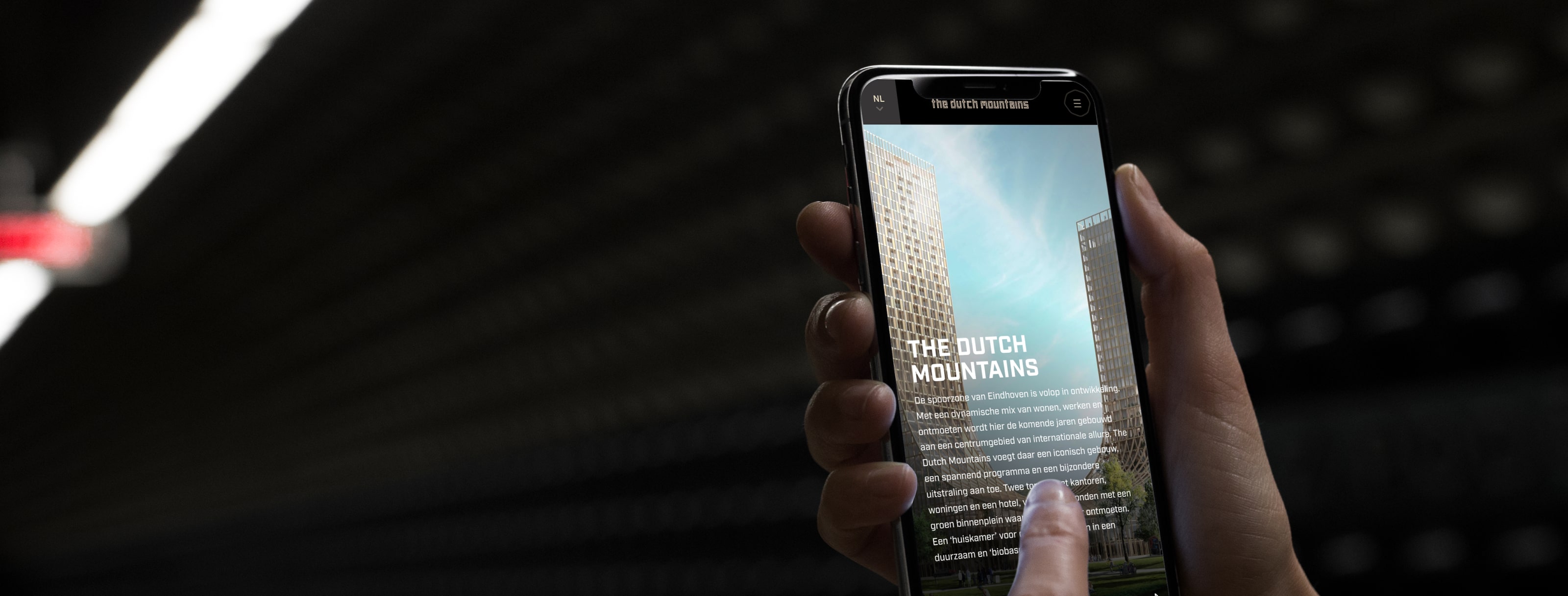 De homepagina van The Dutch Mountains geopend op een smartphone 