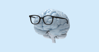 Een brein draagt een bril, lichtblauwe kleuren.