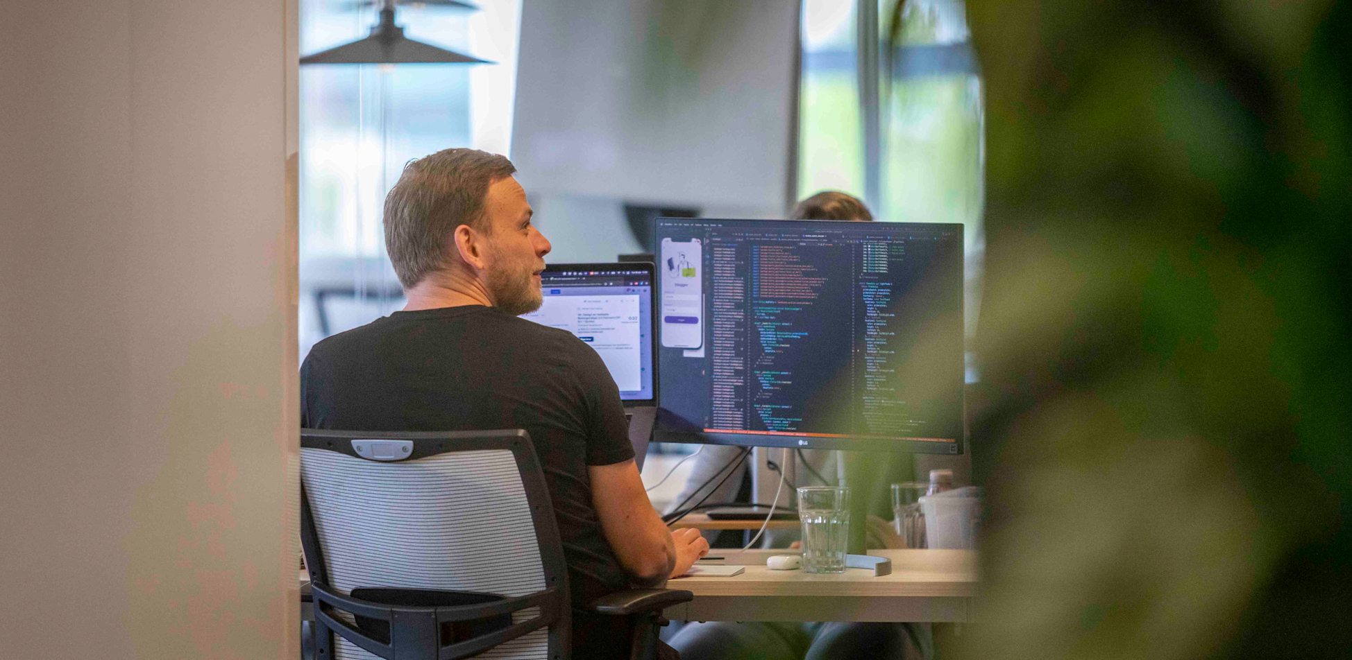 Een developer (Ronald) werkt aan een project. 