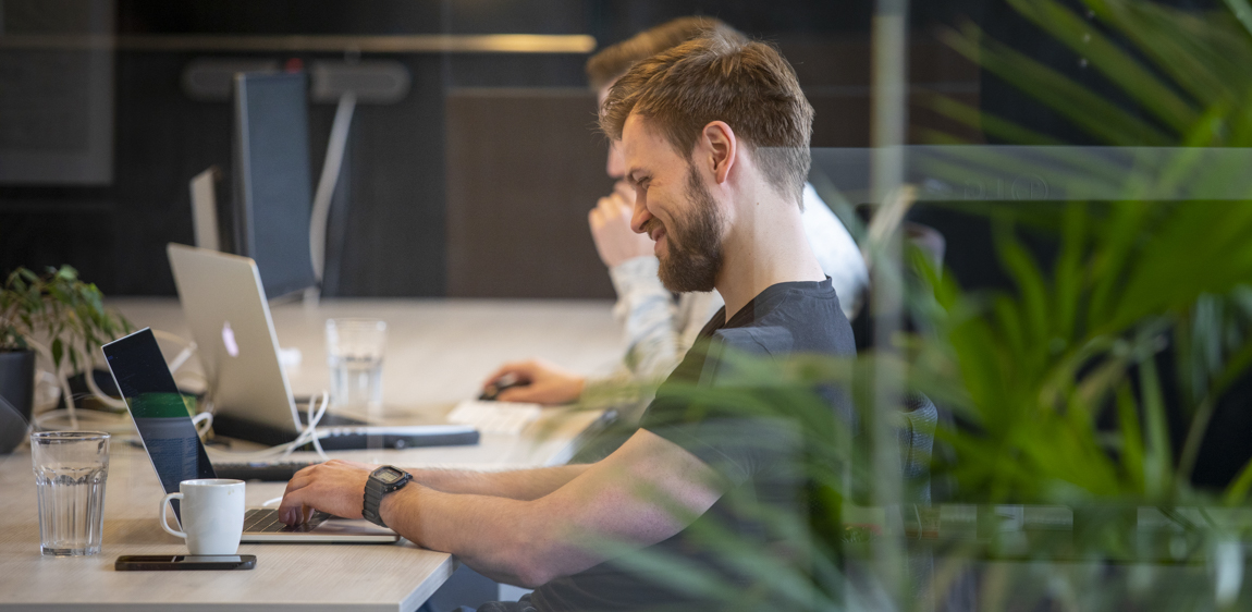 Enkele collega's werken samen aan een project.