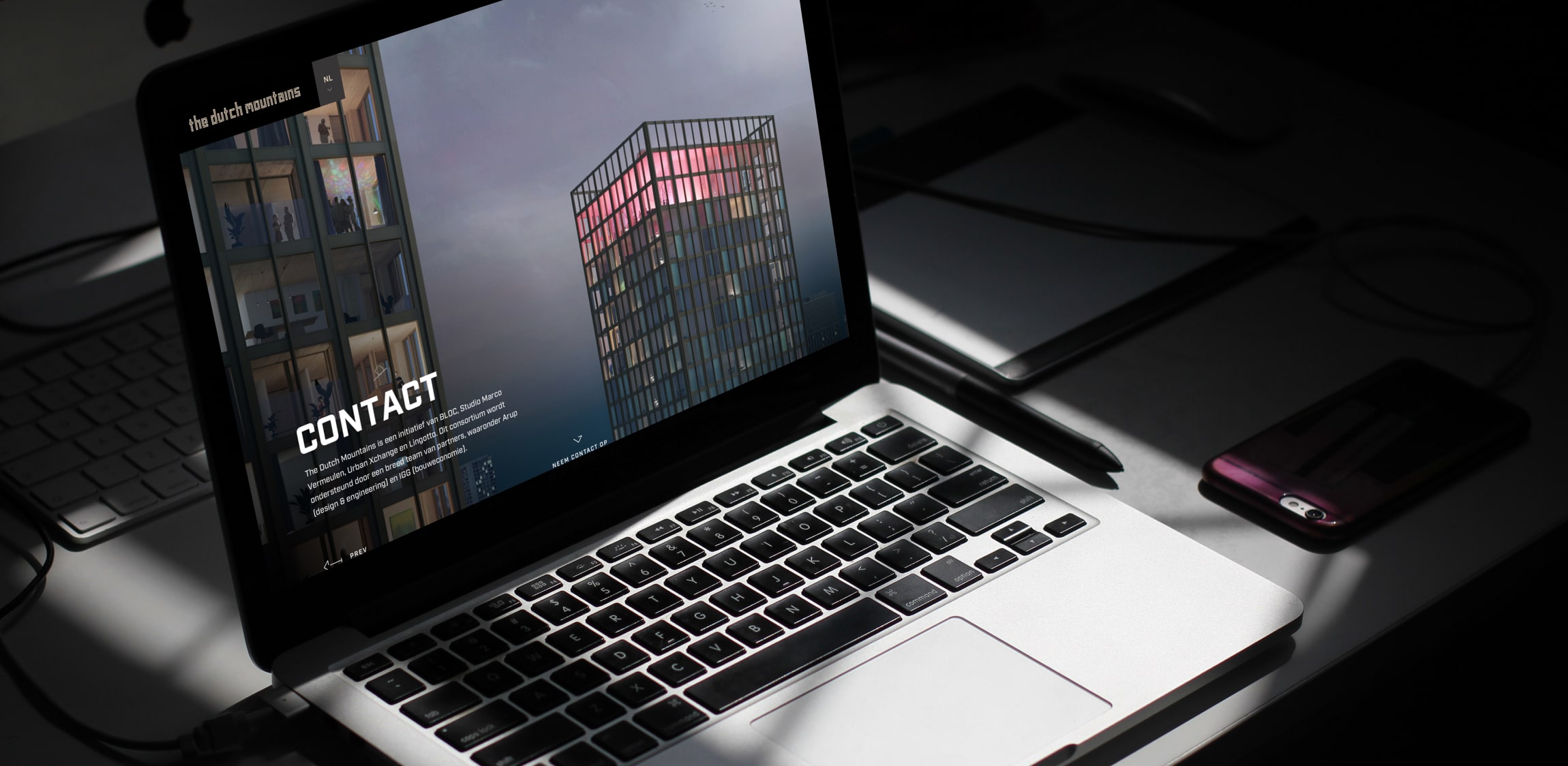 De contact pagina van de website van The Dutch Mountains getoond op een laptop 