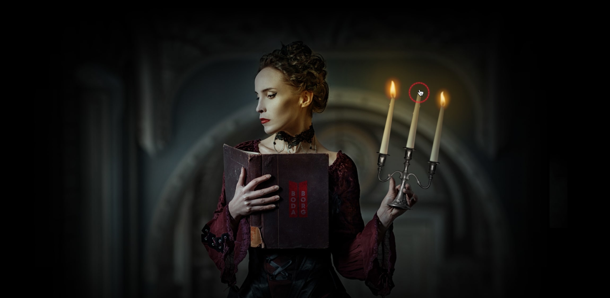 Een donkere achtergrond met daarvoor een vrouw in donkerrode kleding, in haar ene hand een boek en haar andere hand een kandelaar met brandende kaarsen. 