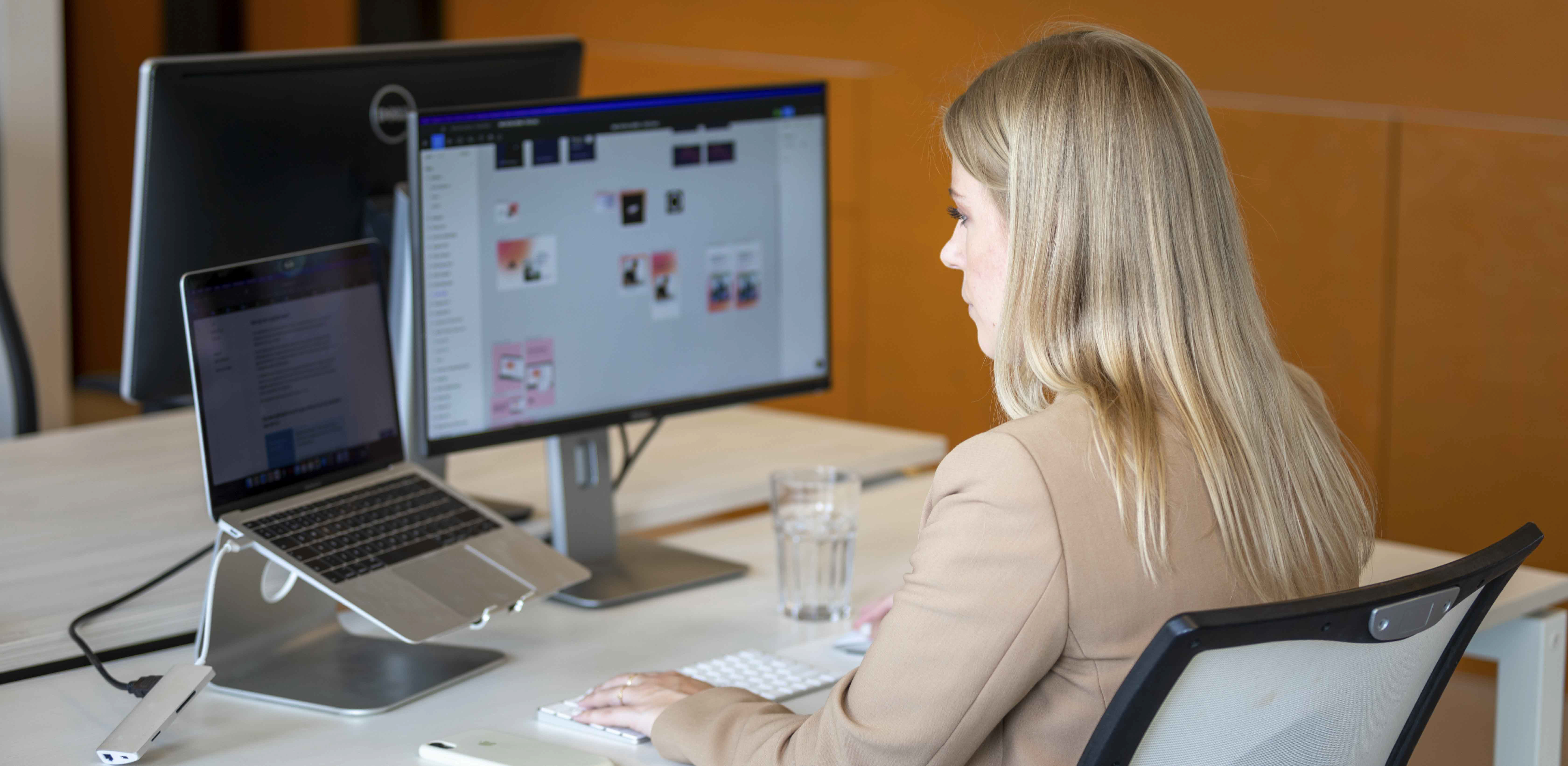 Een collega zit aan een bureau te werken. 