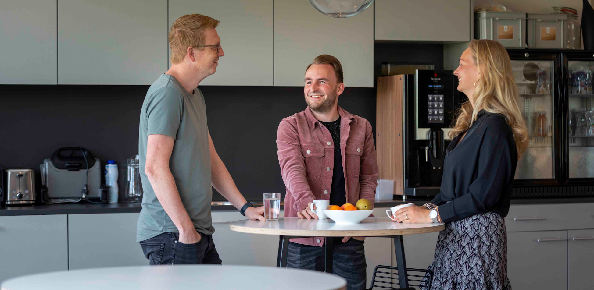 Stef, Boy en Nienke kletsen even bij in de keuken van het kantoor 