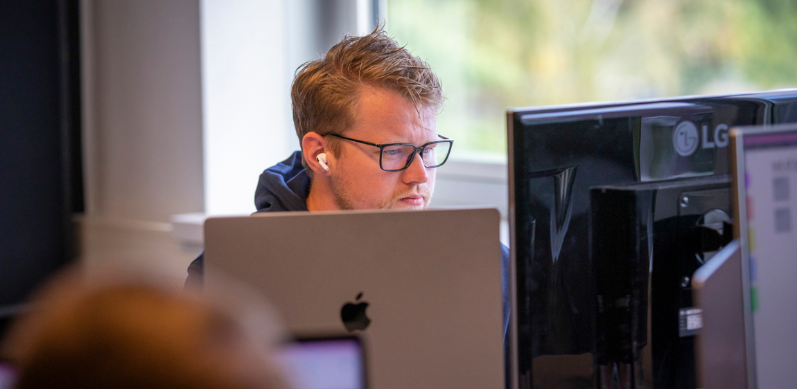 UX designer Joost is druk aan het werk. 