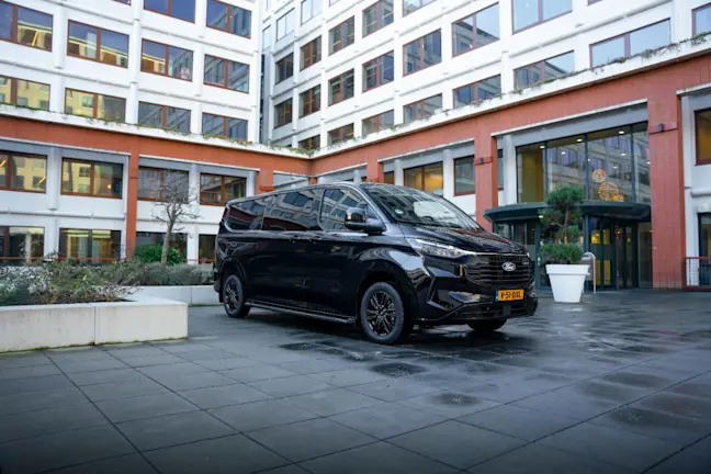 Ford Transit Custom Black Platinum-01