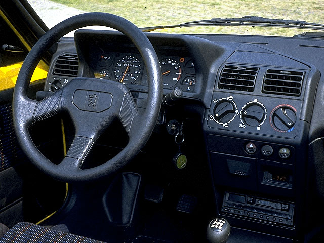 Peugeot 205 Cabrio softtop Handgeschakeld Interior