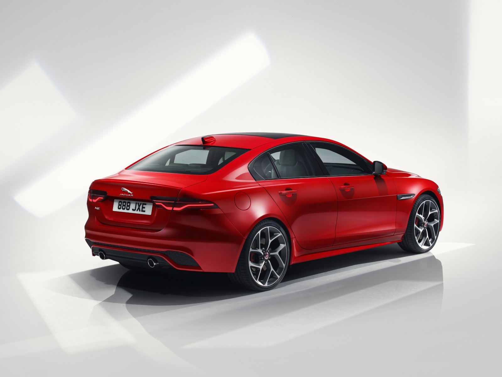 Jaguar XE Sedan Automaat Rear