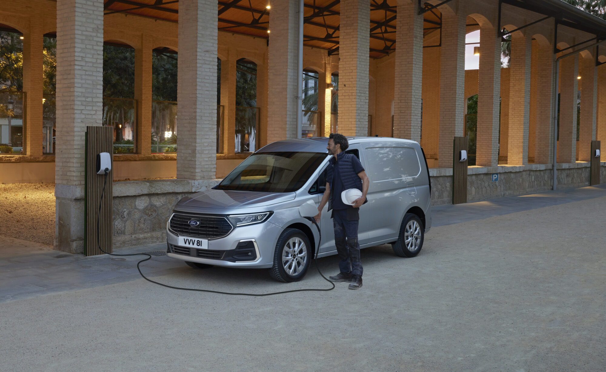 TRANSIT CONNECT PHEV SWB EXTERIOR 01